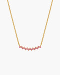 Collar Aria en rosa, barra curva en tono dorado con una fila de piedras redondas rosas, en cadena de eslabones