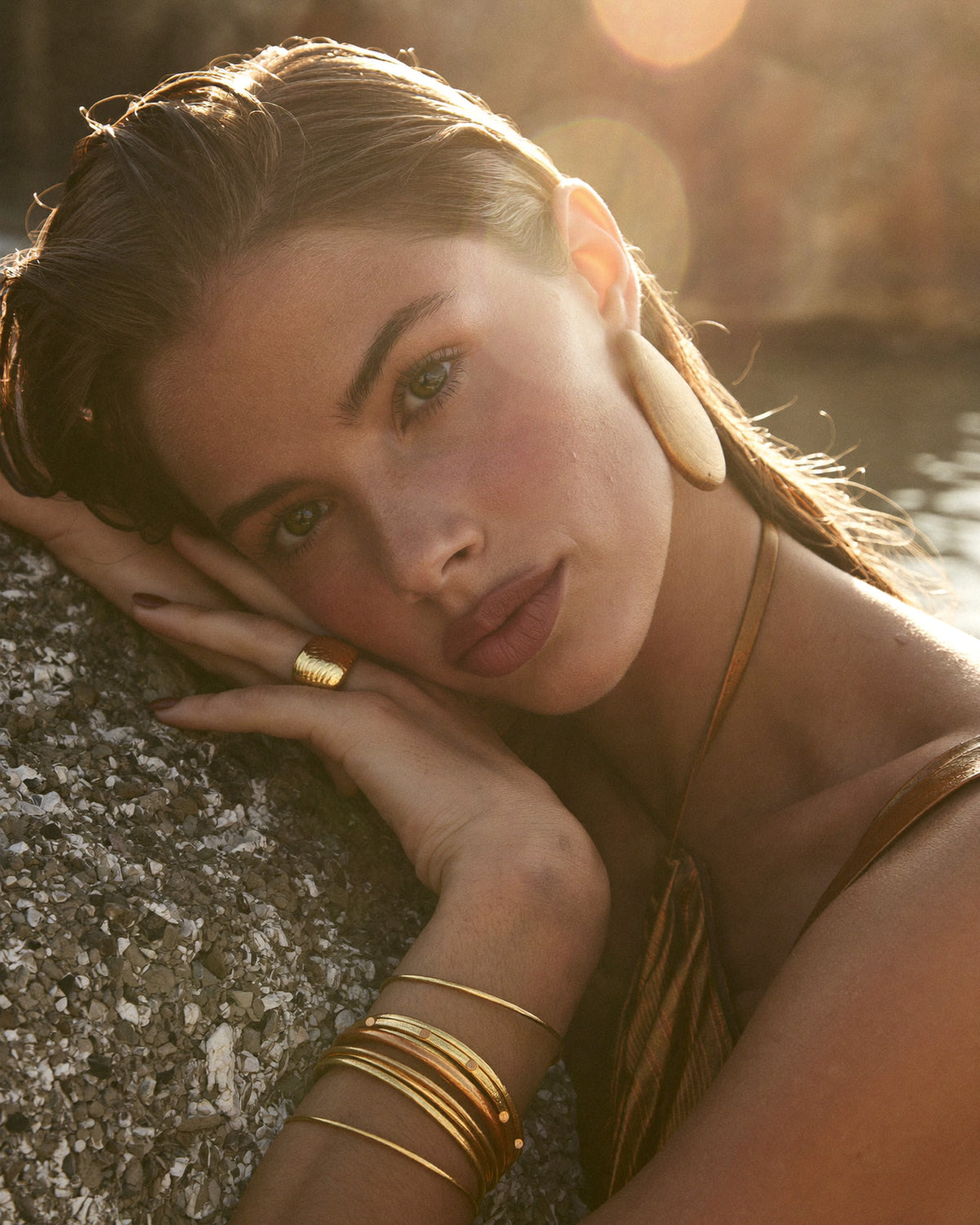mujer con joyas